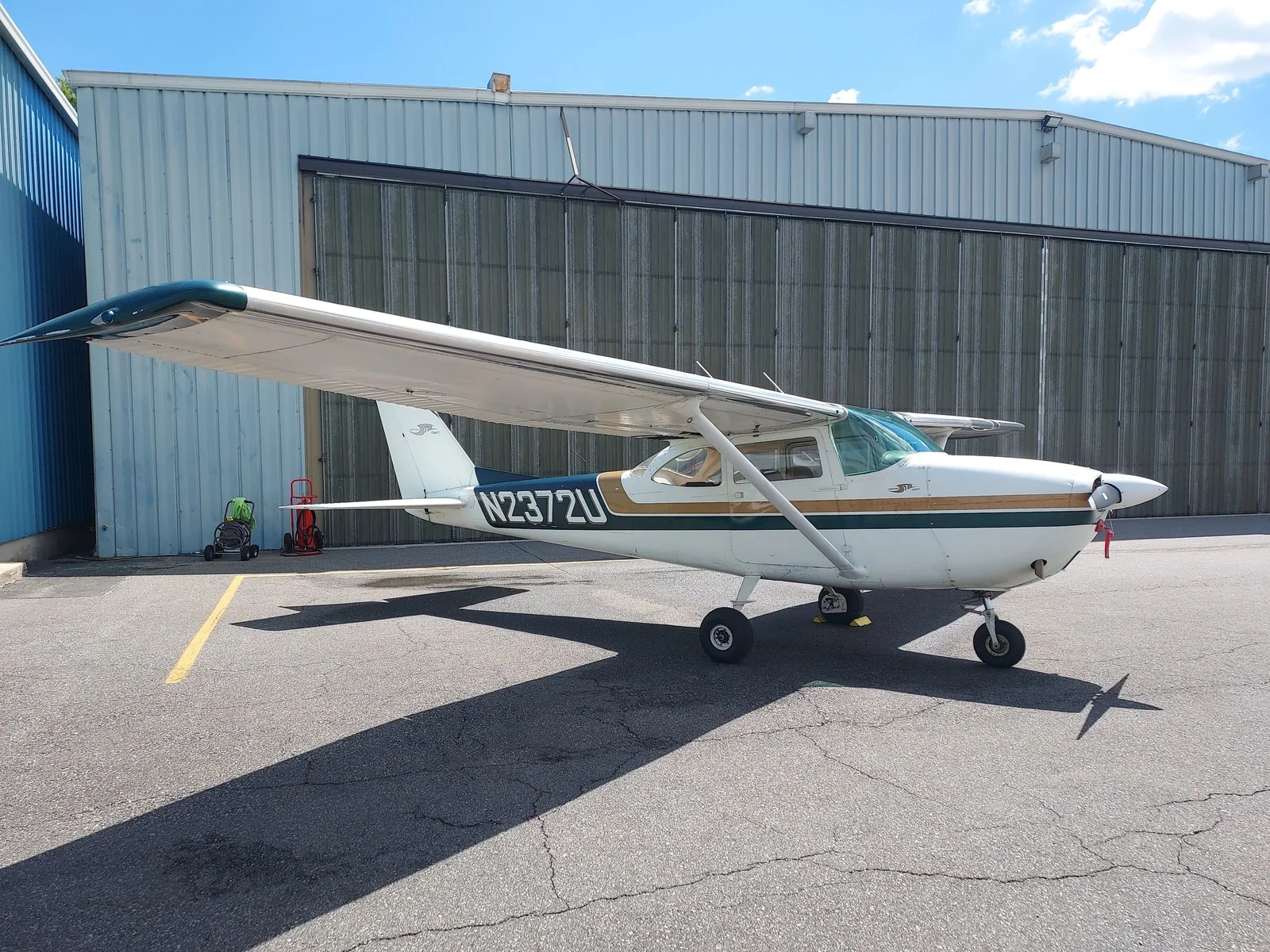 N2372U Cessna 172 exterior
