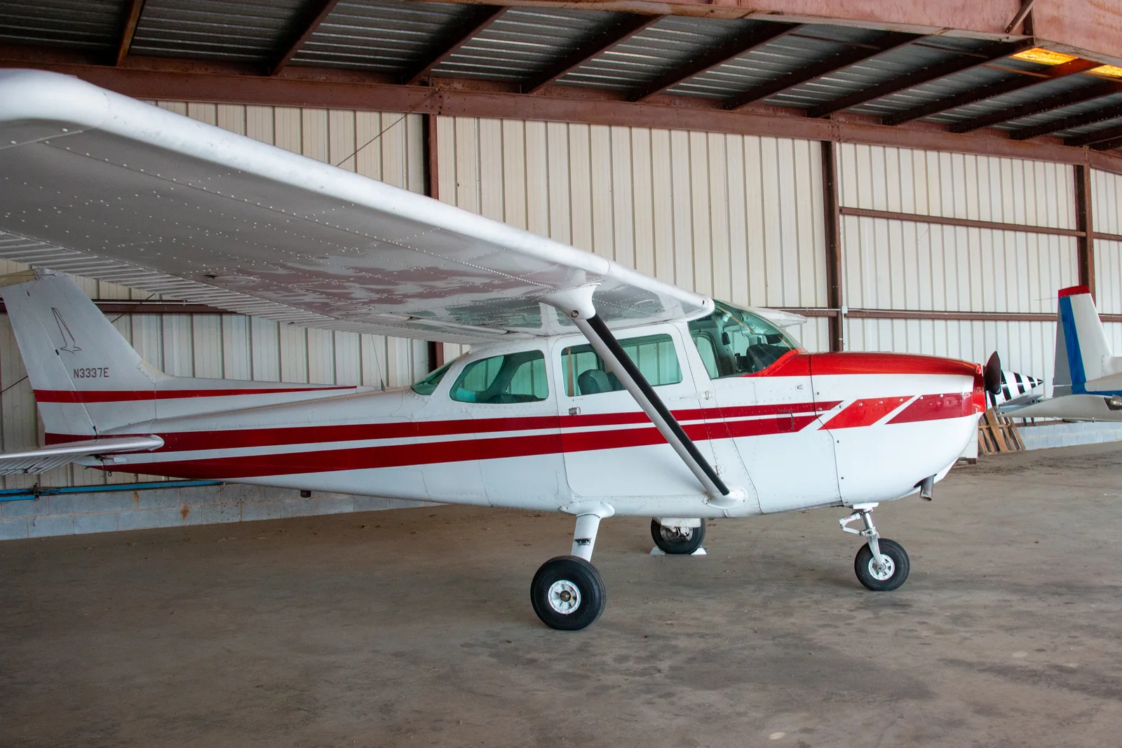 N3337E Cessna 172 exterior