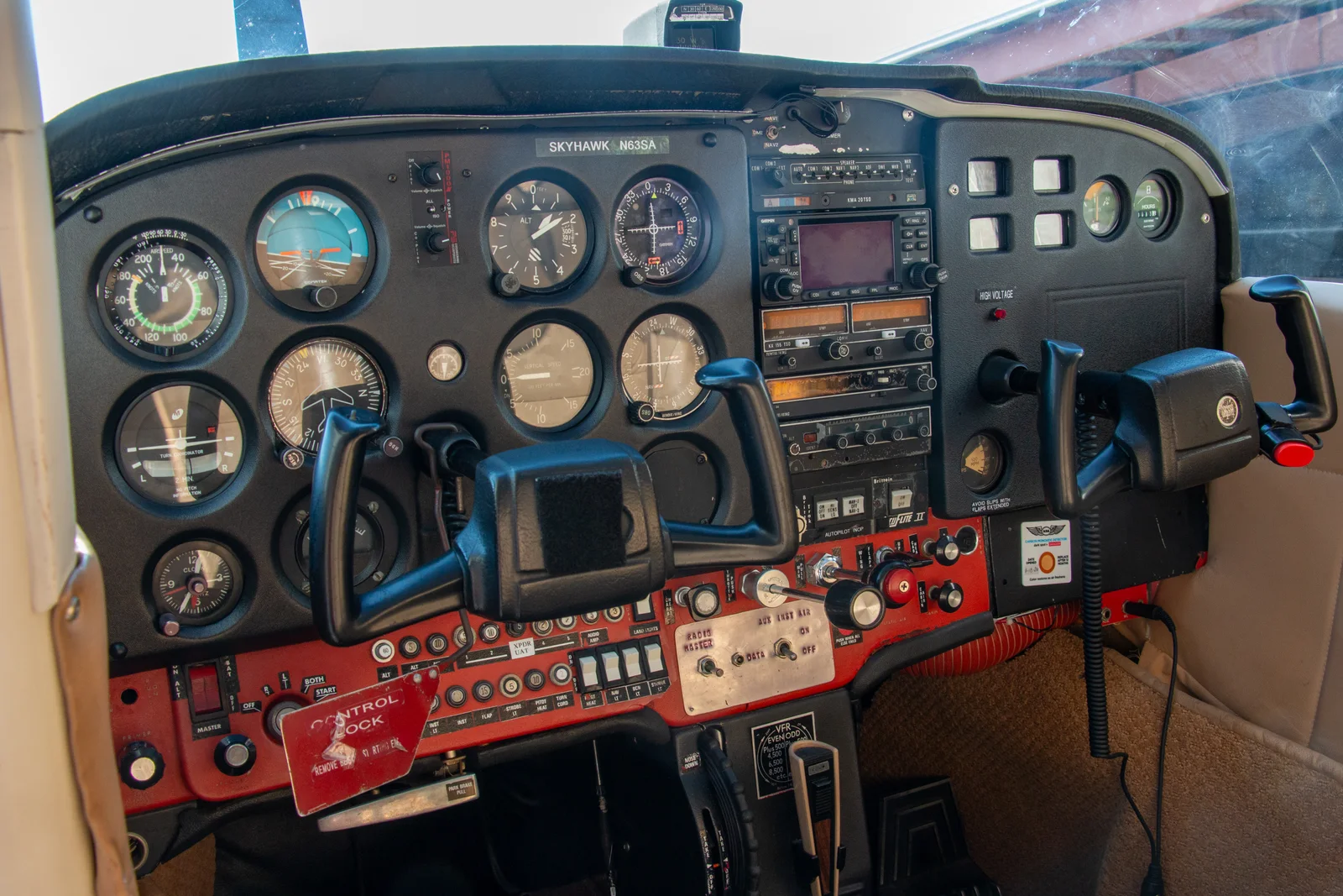 N63SA Cessna 172 cockpit